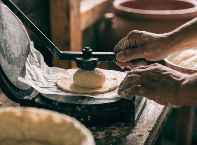 Pressing a tortilla